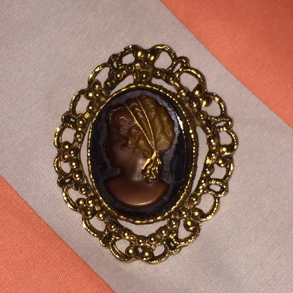 Brooche - Picture 3 of 5